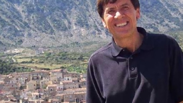 Gianni Morandi scende in campo per beneficenza.