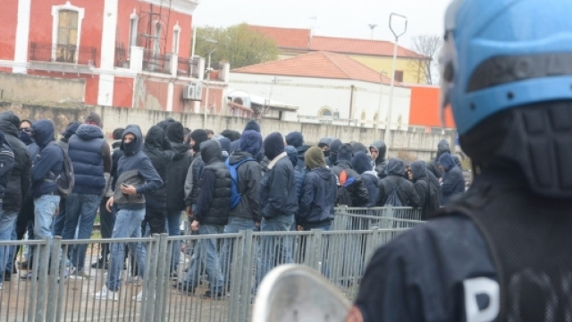 Guerriglia urbana a Sassari, gli ultras del Cagliari scatenano l ... - gelocal.it
