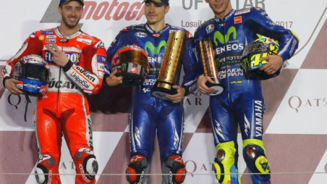 Il podio del Gp del Qatar: Vince Vinales, al secondo posto Andrea Dovizioso e Vale Rossi terzo