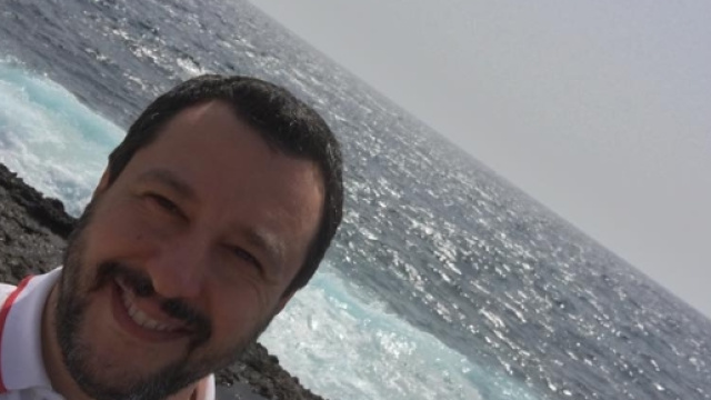Lampedusa, Salvini acquista cannoli e contesta l'Ue