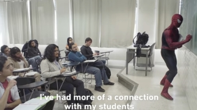 L'insegnante vestito da Uomo Ragno.