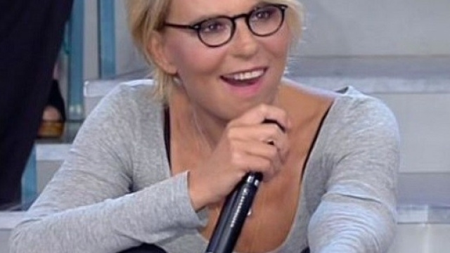 Maria De Filippi sulle scale di 'Uomini e Donne'.