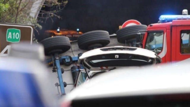 tir sbanda e travolge 2 operai sulla A10