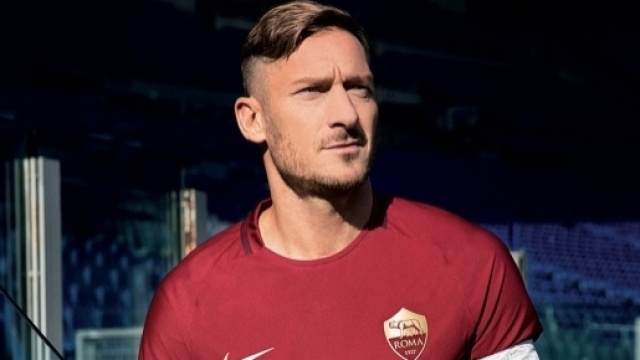 Francesco Totti con la maglia speciale per il derby.