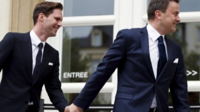 Il premier del Mussemburgo Xavier Bettel insieme al marito Gauthier Destenay