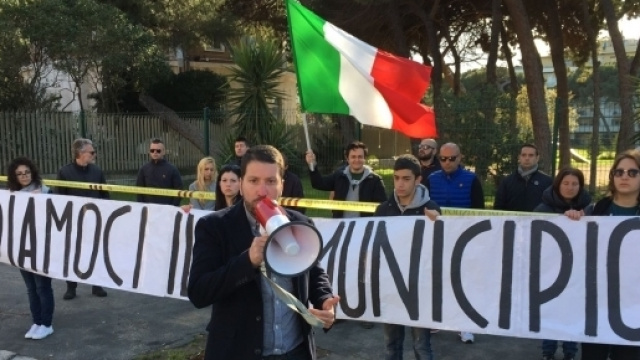 Il sit-in di CasaPound che ha impedito i mercatini dei rom