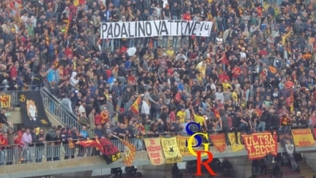 Lo striscione esposto ieri. Foto Salento Giallorosso.