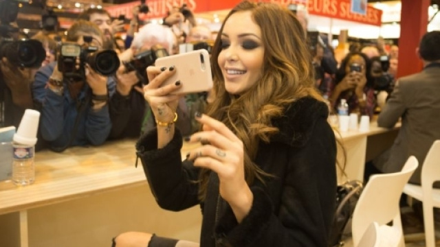 Nabilla et Thomas Vergara cr&eacute;ent l'&eacute;meute au Salon du livre - purepeople.com