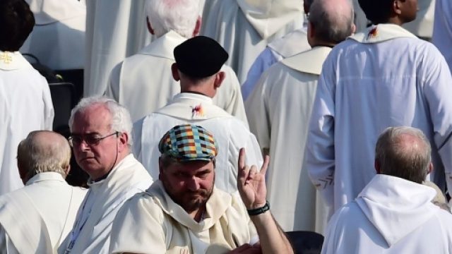 Papa Francesco a Milano, don Luca Raimondi fa le corna