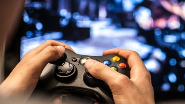 Perde al videogioco e uccide sua figlia di due anni