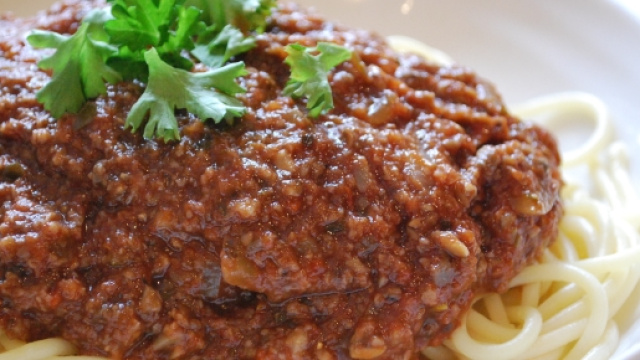 Spaghetti alla bolognese ai bambini: allerta zuccheri
