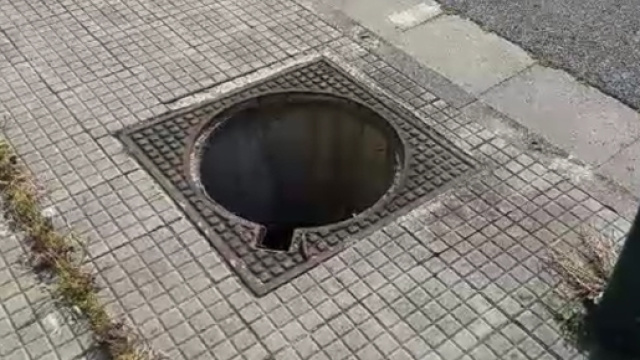 Uno dei tombini di Via Argine, completamente aperto