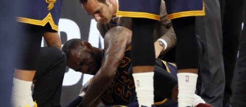 LeBron James leaves the game with injury. Is it panic time for the Cavs? - fansided.com