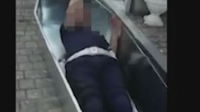 Amatrice, lo scioccante video del vigile che gioca a fare lo zombie