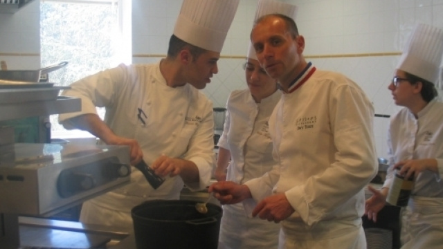 Aux fourneaux pour l'&eacute;v&egrave;nement, le grand chef Davy Tissot, adjoint de Paul Bocuse, d&eacute;couvert, voici de nombreuses ann&eacute;es, par le "Gault & Millau"