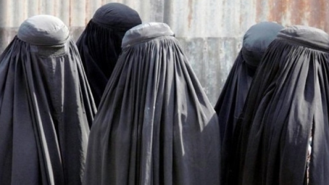 Austria: vietato indossare il Burqa e distribuire il Corano.