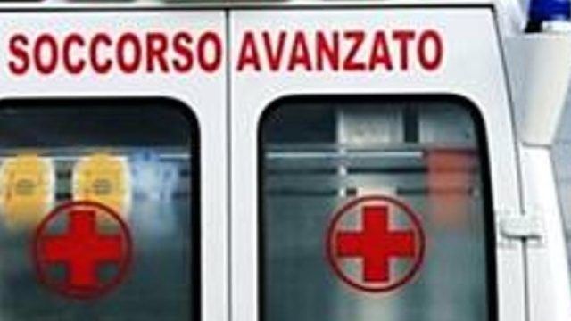 Fermano ambulanza che trasporta uomo in condizioni critiche