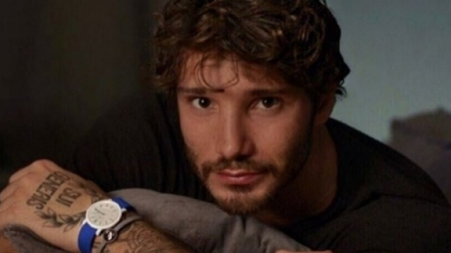 Gossip: Stefano De Martino fa una bella dichiarazione d'amore sui social.