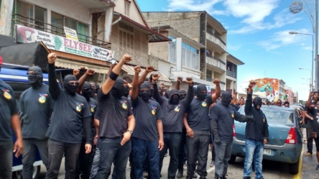 Les gr&egrave;ves secouent la Guyane (lekotidien.fr - lekotidien.fr)