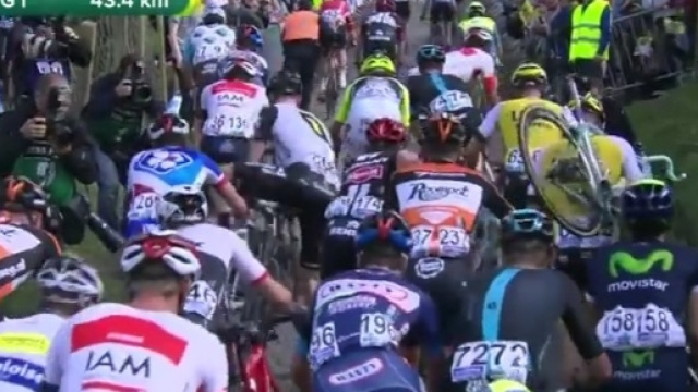 Lo spettacolo del Giro delle Fiandre sul Koppenberg