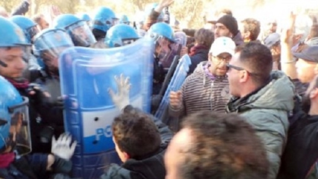 Scontri a San Foca Lecce cantiere Gasdotto, attivisti No TAP (foto - La repubblica)