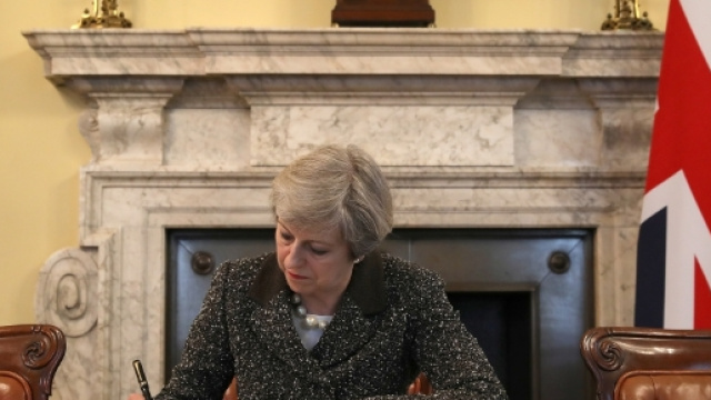 Theresa May ha firmato l'atto definitivo