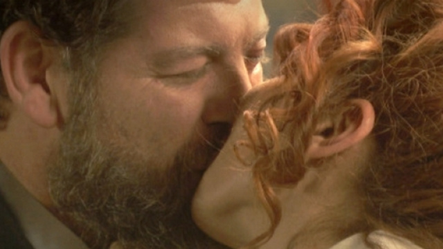 un bacio molto passionale tra Mauricio e F&egrave;