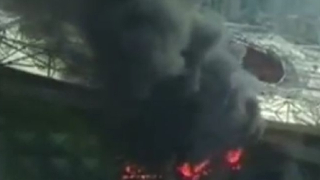 Va a fuoco lo stadio dello Shanghai Shenhua, squadra di Tevez (foto tratta da Youtube)