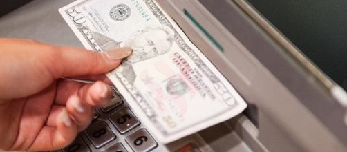 Debit card not need to withdraw cash from ATM - Photo: Blasting News Library - gadgethacks.com