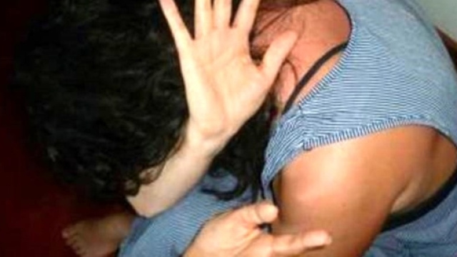 Faceva prostituire la figlia disabile: sotto accusa anche 80 clienti - today.it
