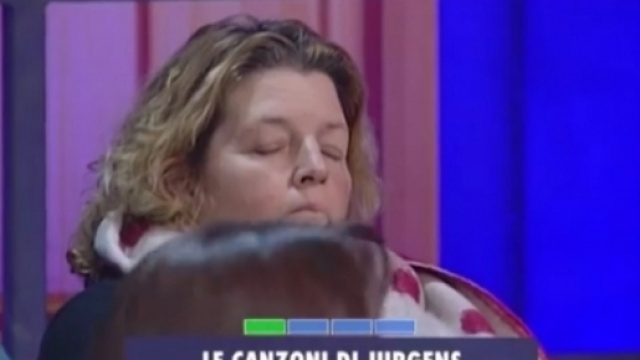 La signora del pubblico mentre dorme tranquillamente