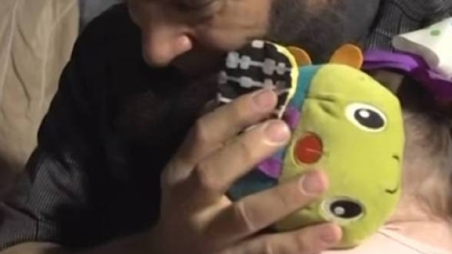 Mohamed Bzeek da vent'anni adotta bambini malati terminali