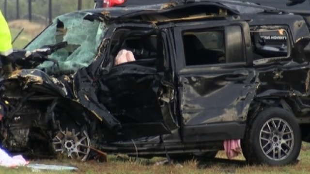 Una delle auto, ridotta in poltiglia, dei "storm chasers"
