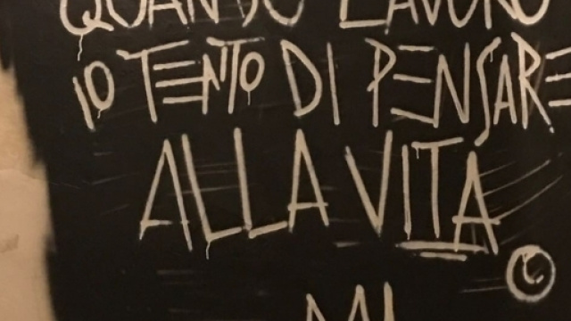 una delle frasi di Basquiat su muri del Chiostro del Bramante