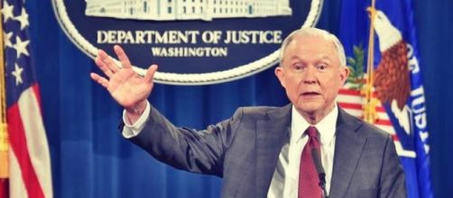 El Fiscal General Jeff Sessions se aparta de Rusia by BBC News