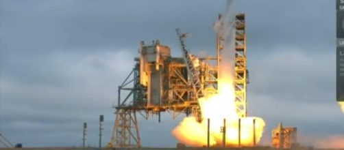 SpaceX to fly two space tourists around the moon in 2018 - Feb. 27 ... - cnn.com