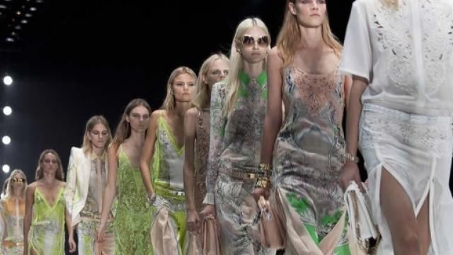 150 modelle prigioniere della pausa pranzo.