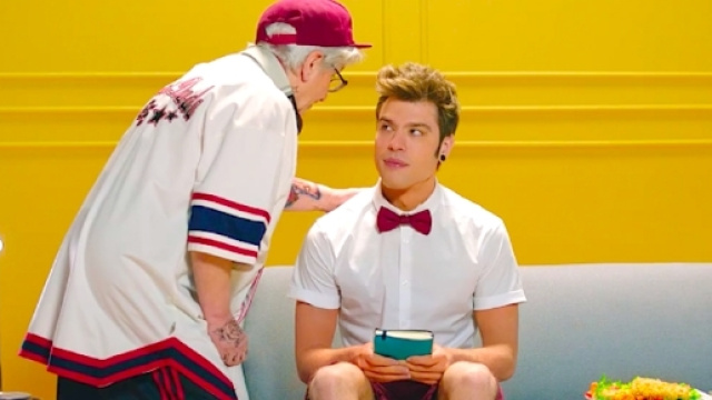 Fedez nello spot pubblicitario che lo vede protagonista.