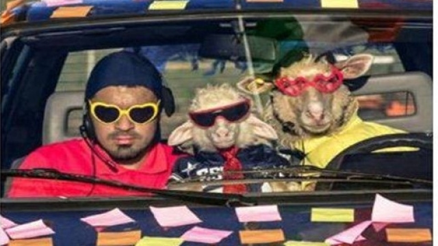 Gian Daniele e Desolina, il giovane ragazzo sardo e la sua inseparabile pecora.