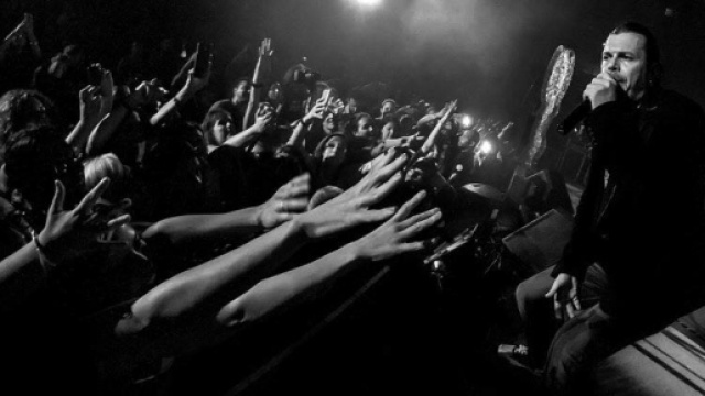 Gianluca Grignani scatenato sul palco di un concerto
