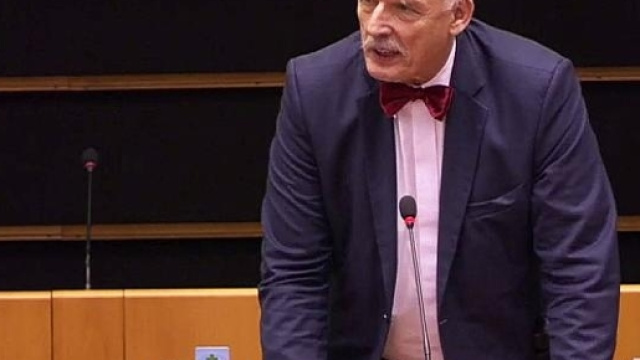 L'eurodeputato polacco Korwin-Mikke a rischio sospensione dopo aver dichiarato in aula che le donne sono esseri inferiori. Foto: Ansa.