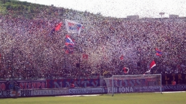 La curva sud "Giorgio Manzulli" - Crotone.