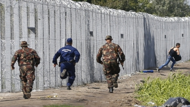 Lavori in corso in funzione antimigranti per costruire secondo muro al confine Ungheria Serbia filo spinato e telecamere. Foto: aljazeera.com