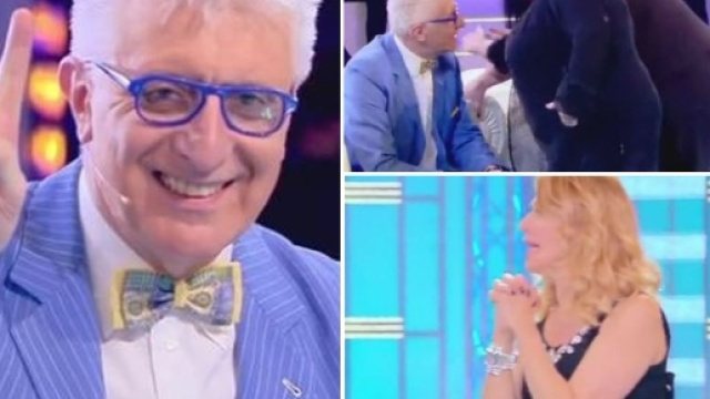Segno della vittoria per Lemme, impassibile davanti alle tante critiche che riceve in studio e fuori.