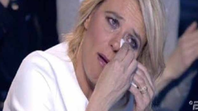 Spettacolo, Maria De Filippi piange in Diretta TV: boom di ascolti - retenews24.it