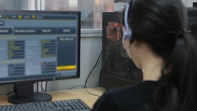 Una giovane impegnata in un'attivit&agrave; lavorativa