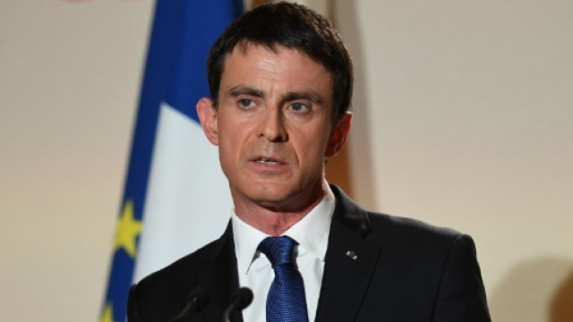 Apr&egrave;s le soutien de Valls &agrave; Macron, une militante porte plainte