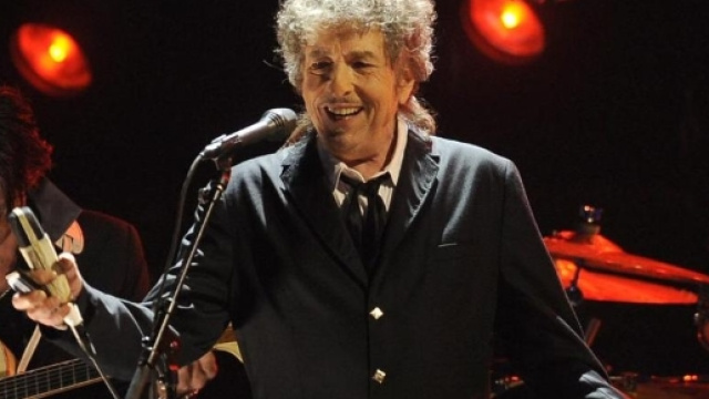 Bob Dylan ha ricevuto il Nobel 2016 per la letteratura (lastampa.it)