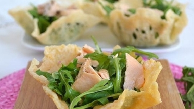 Cestini di parmigiano, rucola e salmone (foto - misya.info)