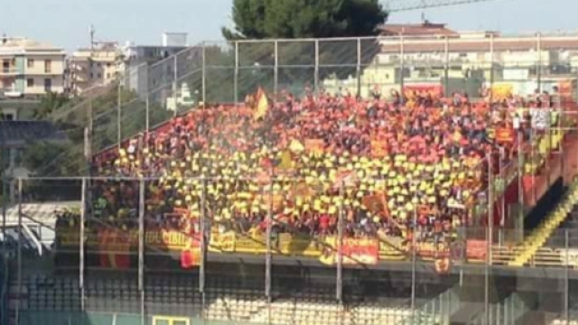 I tifosi del Lecce presenti a Foggia.